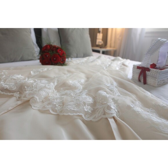 Wedding Dress Size 14 Ivory and Pink Embroidered Details Oleg Cassini - Picture 5 of 16